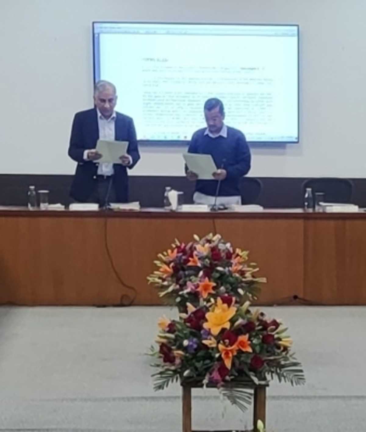 अरविंद केजरीवाल ने अमित यादव को नई नगर पालिका परिषद के अध्यक्ष पद की शपथ दिलाई